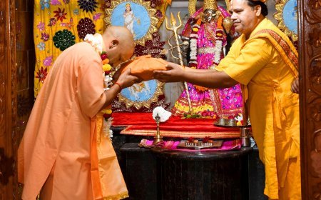 सीएम योगी ने श्रीकृष्ण जन्मस्थान पर नवाया शीश, श्रीकृष्ण जन्मस्थान पर दर्शन-पूजन किया