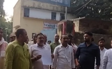 Ballia News: वेतन नहीं मिलने को लेकर शिक्षकों का D.I.O.S कार्यालय पर प्रदर्शन। 