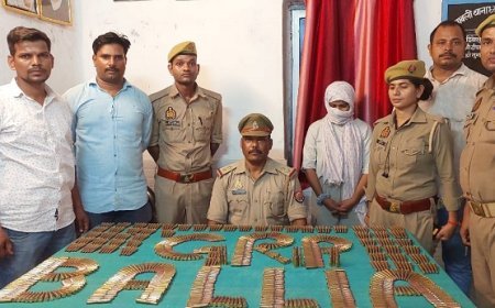 Ballia News: पैसेंजर ट्रेन में चेकिंग के दौरान एक युवती को गिरफ्तार कर उसके सूटकेस 315 बोर के 750 जिंदा कारतूस बरामद।