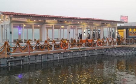Prayagraj News: महाकुंभ में पर्यटक ले सकेंगे फ्लोटिंग रेस्टोरेंट का लुफ्त, श्रद्धालुओं और पर्यटकों को अधिक से अधिक सुविधा देने को प्रयासरत योगी सरकार। 