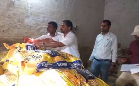 Ballia News: मिलावटी बेसन बनाने की अवैध फैक्ट्री पर छापा, मौके से 41 बोरी बेसन किया सील।