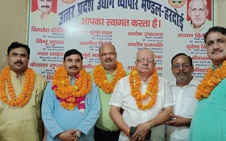 Hardoi News: व्यापारियों द्वारा उद्योग व्यापार मण्डल के नवनिर्वाचित जिलाध्यक्ष और महाममत्री का जोरदार स्वागत। 