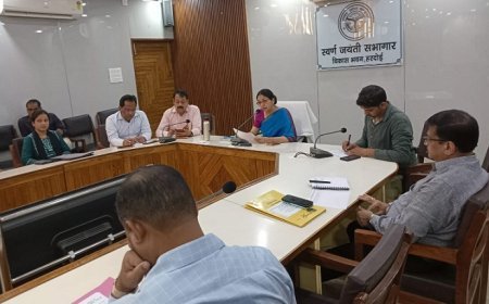 Hardoi News: प्रधानों के जाँच के लंबित प्रकरणों को लेकर सीडीओ ने की बैठक। 