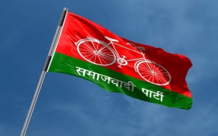 Political News: सपा ने उपचुनाव से पहले तीन अधिकारियों के ट्रांसफर की मांग की।