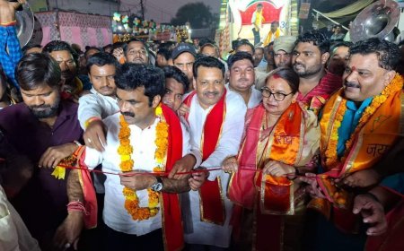 Hathras News: धूमधाम से निकाली वाल्मीकि शोभायात्रा, सभासद अजय राज ने किया जोरदार स्वागत, प्रसादी वितरित की