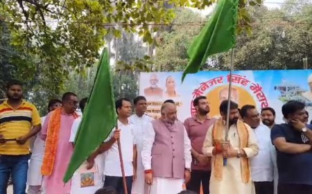 Ballia News: प्रभारी मंत्री दयालु तथा परिवहन मंत्री ने 'बाबू मैनेजर सिंह' मैराथन को हरी झंडी दिखाकर किया रवाना। 