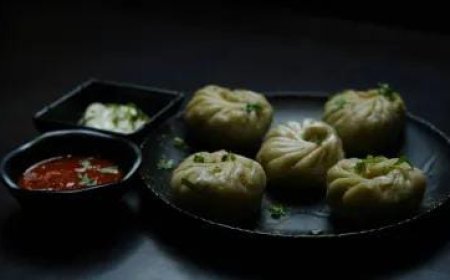 Dangerous Momos: मोमोज खाने से 10 हुए बीमार 1 की गई जान, बिना लाइसेंस की चल रही की दुकान।