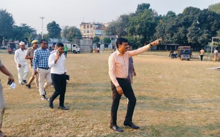 Hardoi News: सुरक्षा के दुष्टिगत जिलाधिकारी ने किया पटाखा बाजार का निरीक्षण। 