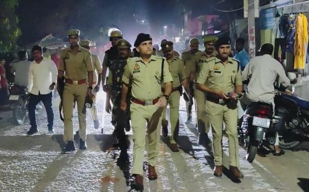 Hardoi News: एसपी ने विभिन्न त्योहारों पर कानून व्यवस्था बनाये रखने को पैदल गस्त की