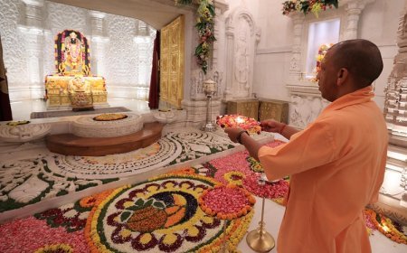 Ayodhya News: दीपावली पर मुख्यमंत्री ने किए श्रीरामलला के दर्शन, हनुमानगढ़ी में भी टेका मत्था, संतों से की मुलाकात। 