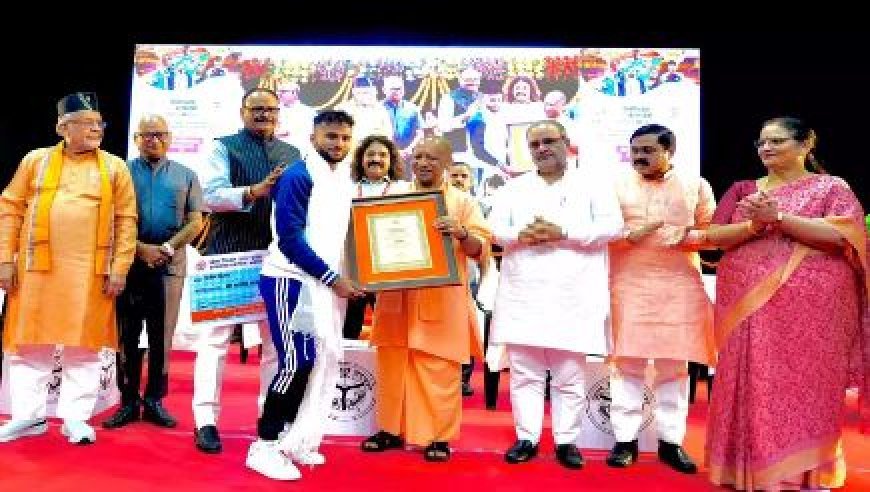 खेलते हैं खिलाड़ी तो सम्मान, पद और पुरस्कार देती है योगी सरकार, खिलाड़ियों ने कहा- यूपी में आया परिवर्तन, अब मुख्यमंत्री मंच पर बुलाकर करते हैं सम्मानित