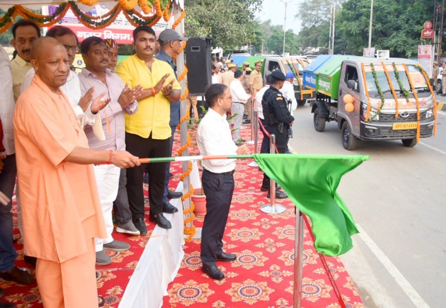 मुख्यमंत्री ने कैफे चलाने वाली महिलाओं से बातचीत कर उनका उत्साह बढ़ाया,  सीएम योगी ने नवरात्र दुर्गोत्सव के उपलक्ष्य में स्वच्छ पंडाल पोस्टर का भी विमोचन किया