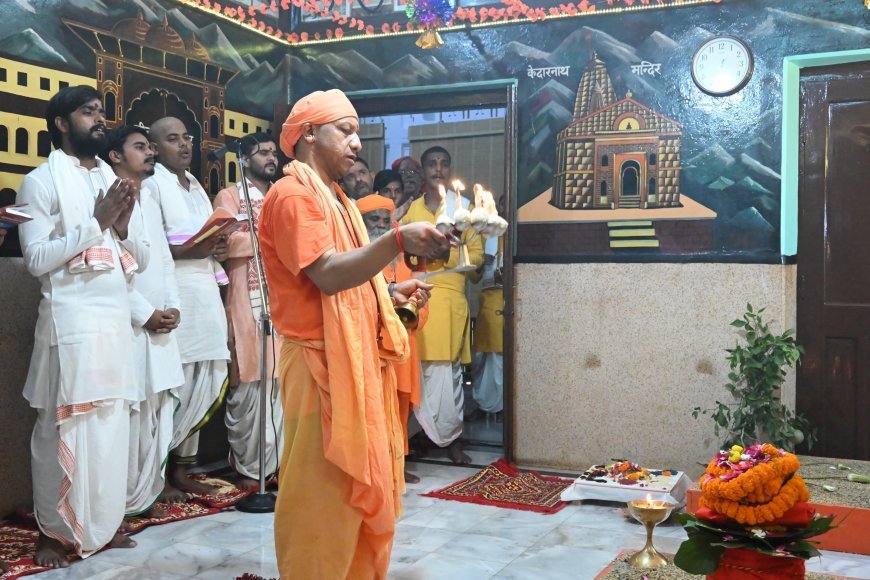 गोरखनाथ मंदिर के शक्तिपीठ में मुख्यमंत्री योगी आदित्यनाथ ने की कलश स्थापना
