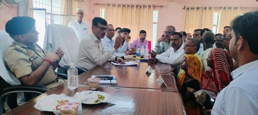 Hardoi News: अवैध कब्जों की शिकायतों पर डीएम हुए नाराज, कानूनगो तथा लेखपालों को दिये सख्त निर्देश। 