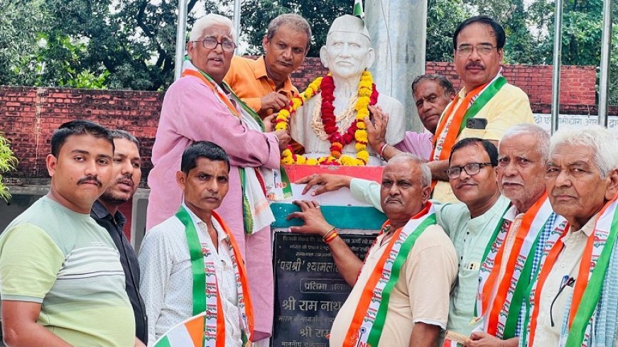 Kanpur News: सूत की माला पहनाकर मनाया स्थापना दिवस। 