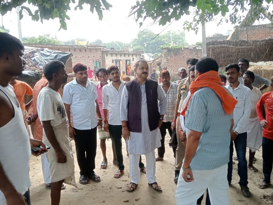 कच्ची सड़क बड़े बड़े गड्ढों में तब्दील, विधायक प्रभाष कुमार ने जाना जनता का दर्द 