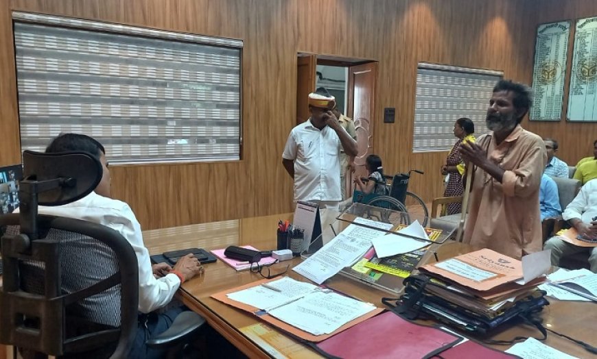 Hardoi News: डीएम से मिलकर कमलेश की आँखों में छलकी ख़ुशी- दिव्यांग कमलेश को मिला योजनाओं का सहारा। 