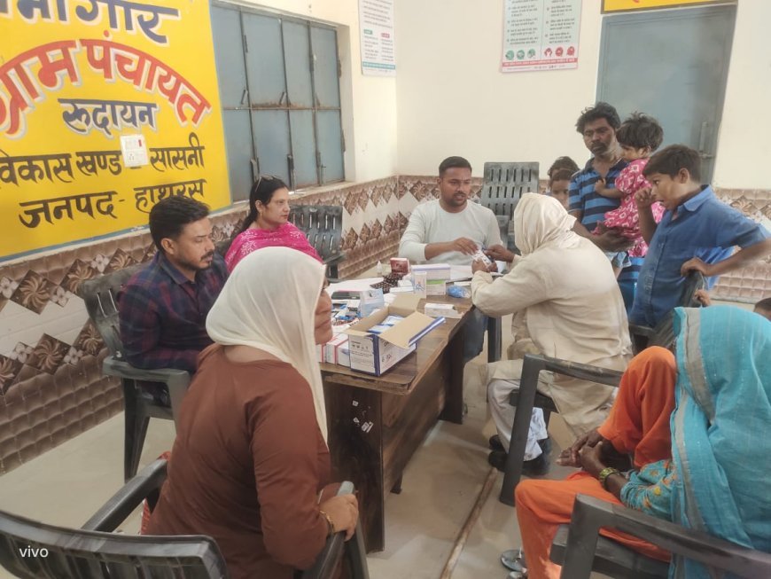 Hathras: रूदायन में बुखार की सूचना पर दौडी स्वास्थ्य टीम