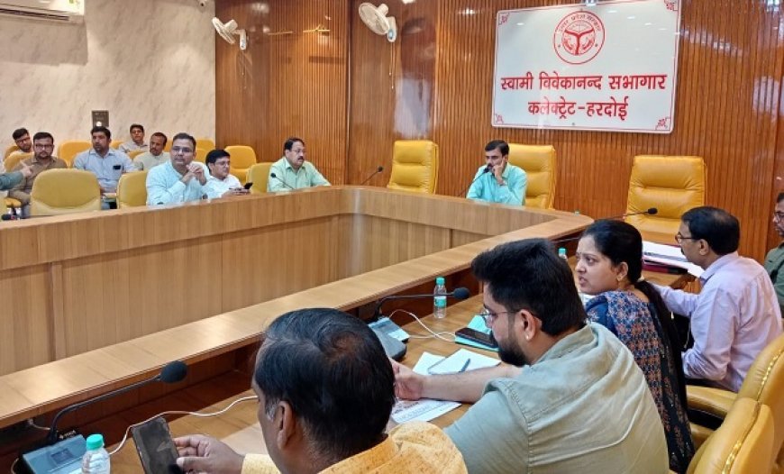Hardoi News: आजीविका रजिस्टर के कार्य में धीमी प्रगति पर डीएम ने बीडीओ मल्लावां व बीएमएम को फटकार लगायी। 