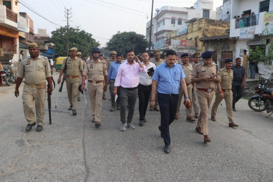 Hathras: डीएम व एसपी ने फ्लैग मार्च कर सुरक्षा व्यवस्था का लिया जायजा 