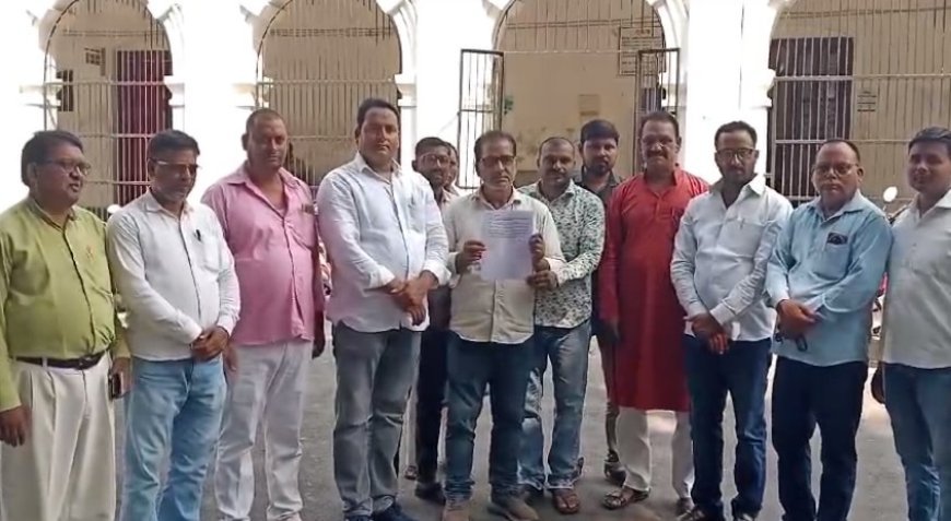 Ballia News: पूर्ति निरीक्षक के पक्ष में दर्जनों ग्राम प्रधानों ने डीएम को सौंप ज्ञापन। 