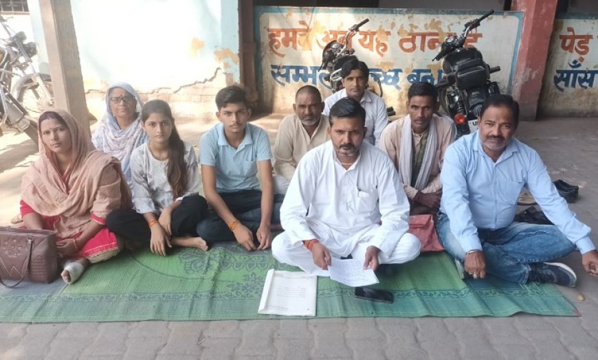 Sambhal News: परिवार संग धरने पर बैठे कांग्रेस जिलाध्यक्ष, एसडीएम व सीओ से वार्ता कर धरना समाप्त। 