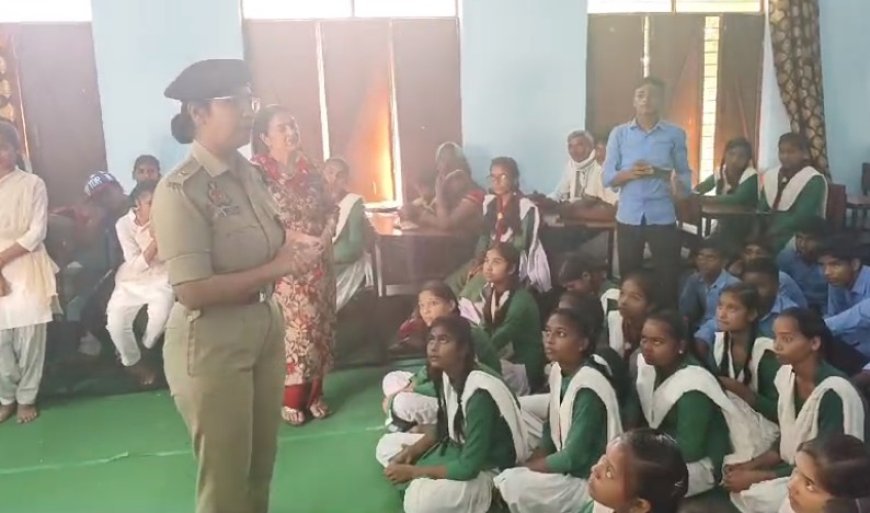 Sambhal News: एएसपी ने छात्र छात्राओं को कानून से कराया अवगत। 