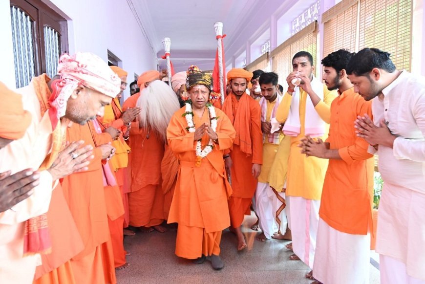 Gorakhpur News: श्रीनाथ जी का विशिष्ट पूजन कर गोरक्षपीठाधीश्वर ने की लोक कल्याण की प्रार्थना।