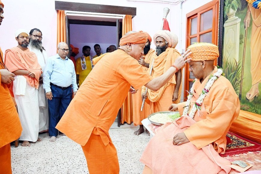 Gorakhpur News: विजयादशमी पर आयोजित हुआ गोरक्षपीठाधीश्वर का पारंपरिक तिलकोत्सव कार्यक्रम।