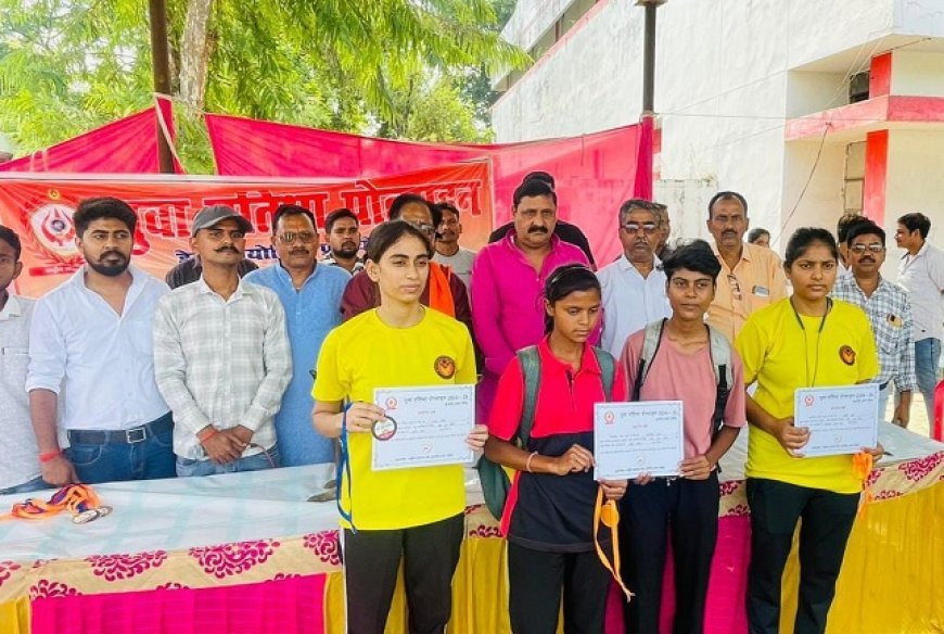 Hardoi News: राष्ट्रीय सनातन संघ के बैनर तले आयोजित हुआ युवा प्रतिभा सम्मान समारोह।