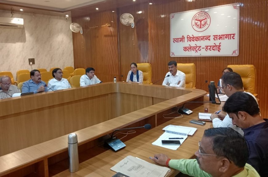 Hardoi News: जीवित को जानबूझ कर दस्तावेजों में मृतक दिखाने वालों के विरुद्ध एफआईआर करायी जाये- डीएम