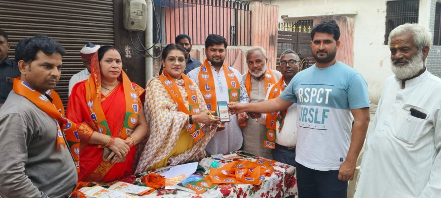 Hathras: पालिकाध्यक्ष श्वेता चौधरी ने दिलाई भाजपा की सदस्यता