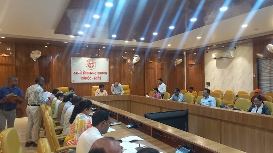 Hardoi News: जिलाधिकारी की अध्यक्षता में हुई आयुष समिति की बैठक।