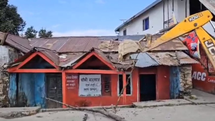 Mussoorie News: मसूरी में 19 गिरासू भवनों के नगर पालिका प्रशासन ने ध्वस्तीकरण की कार्यवाही करी शुरू।