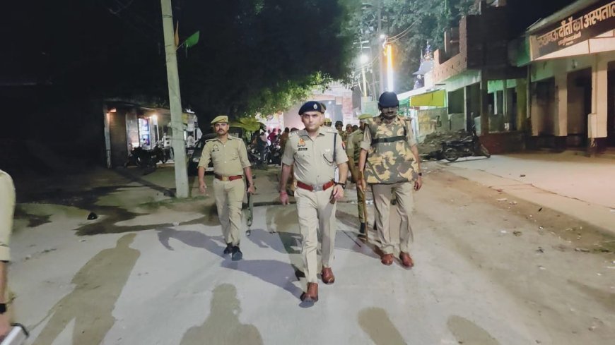 Hardoi: एसपी ने पुलिस बल के साथ पैदल गस्त कर सुरक्षा-व्यवस्था का भरोसा दिलाया