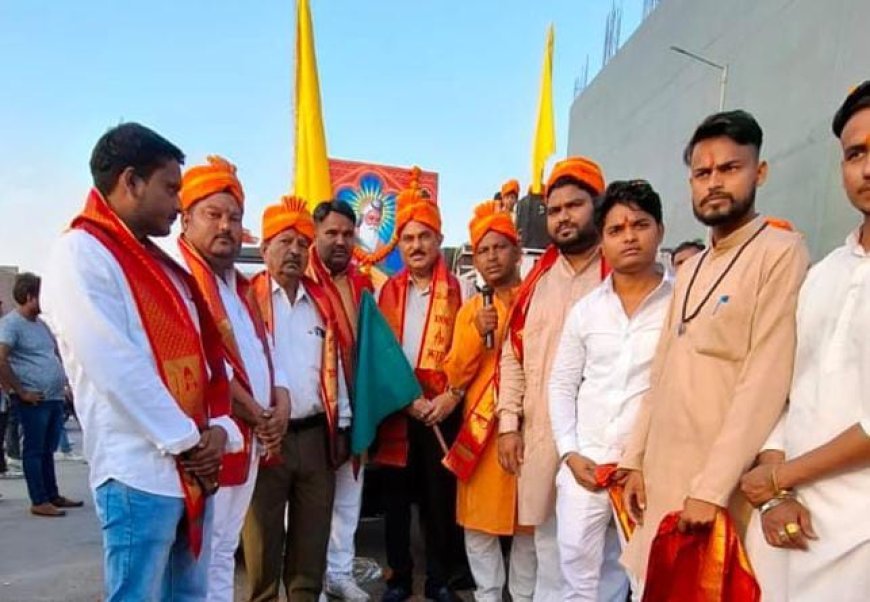 Hathras News: शहर मे धूमधाम से निकाली गयी प्रभात फेरी, पूर्व सांसद ने किया शुभारम्भ