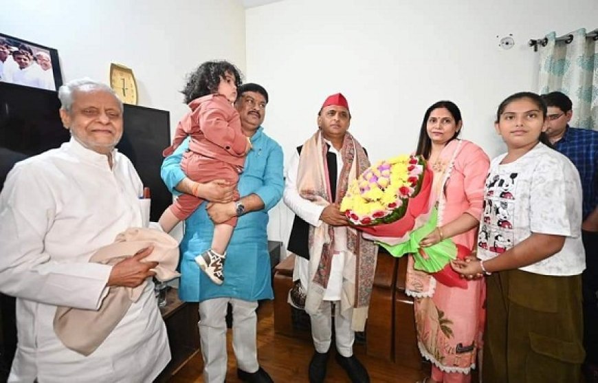 Ayodhya News: पूर्व मंत्री के आवास पहुंचे अखिलेश यादव दिया उनके पुत्र शत्रुंजय को आशीर्वाद। 