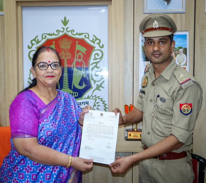 Lucknow News: महापौर द्वारा अग्निशमन अधिकारियों व कर्मचारियों को प्रशस्ति पत्र देकर किया गया सम्मानित