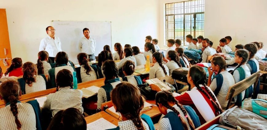 Pratapgarh: लिंग के आधार पर किसी भी महिला के साथ कोई भेदभाव नहीं किया जाएगा- अपर जिला जज सुमित पंवार