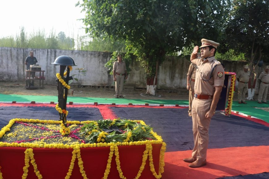Hathras: पुलिस स्मृति दिवस पर शहीद पुलिसकर्मियों को सलामी देकर दी श्रद्धांजलि