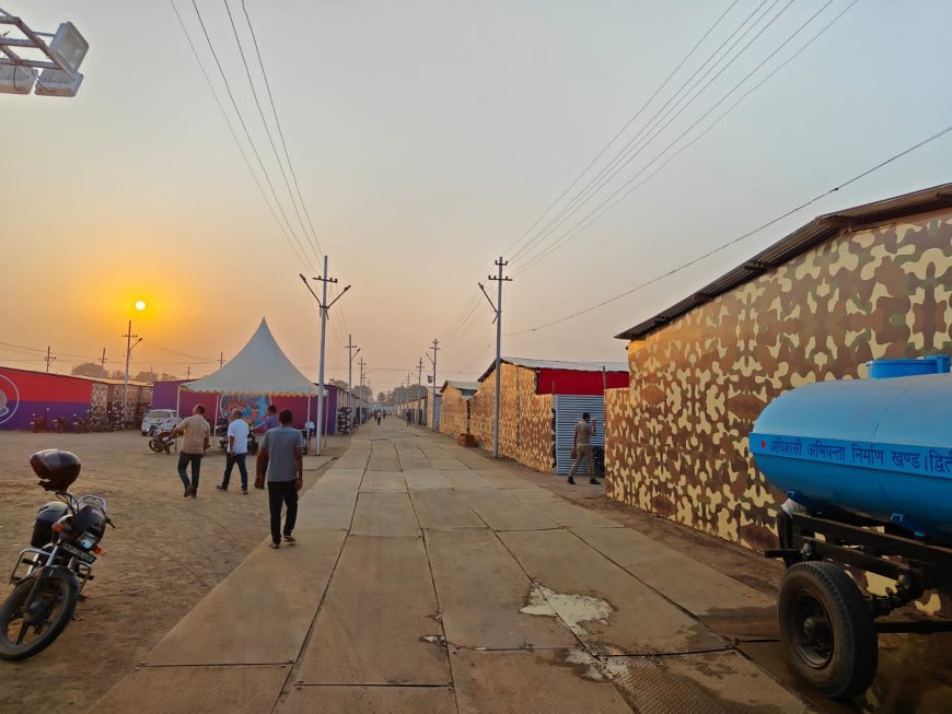 महाकुंभ - 2025: बिजली के खंभे स्थापित, तार खींचने और लाइटें लगाने का कार्य प्रगति पर, नया स्वरूप लेने लगी कुंभ नगरी 