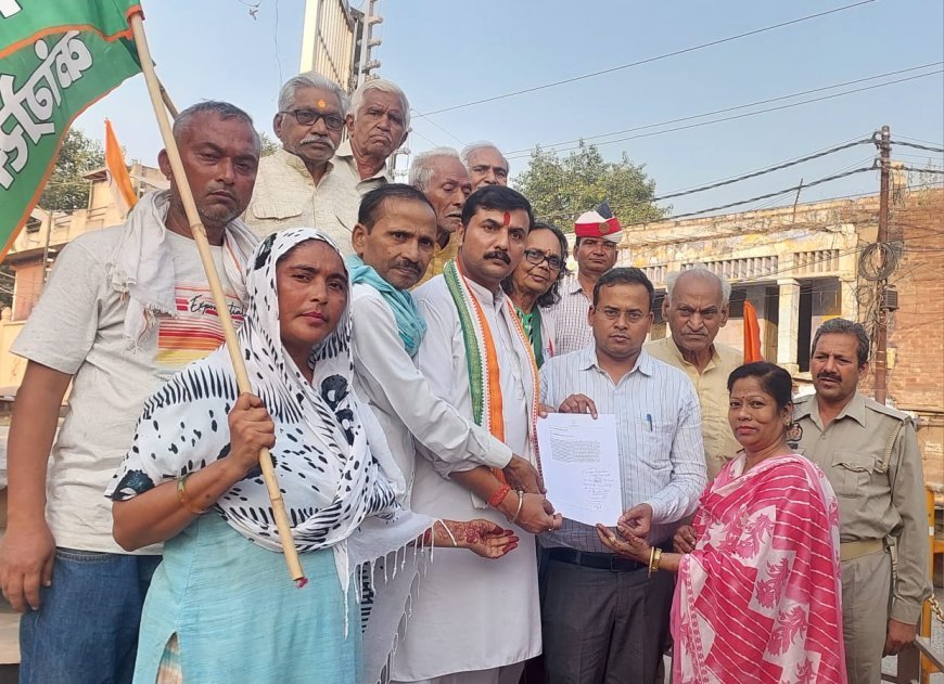 Hathras: कांग्रेसियों ने धरना देकर तहसीलदार को सौपा ज्ञापन