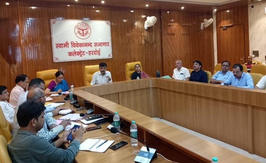 Hardoi News: जिलाधिकारी ने की मत्स्य आखेट पट्टा नीलामी के सम्बन्ध में बैठक। 