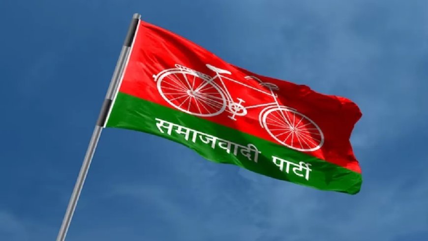 Political News: सपा ने उपचुनाव से पहले तीन अधिकारियों के ट्रांसफर की मांग की।