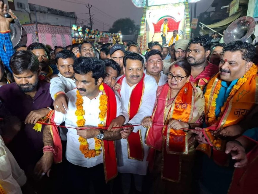 Hathras News: धूमधाम से निकाली वाल्मीकि शोभायात्रा, सभासद अजय राज ने किया जोरदार स्वागत, प्रसादी वितरित की