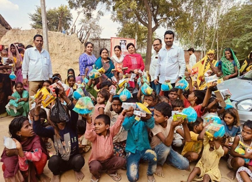 Hardoi News: कुबेर लाल जन सेवा संस्थान ने दिवाली से पहले जरूरतमंद परिवार व बच्चों में बांटी खुशियाँ। 