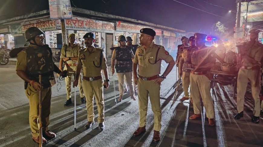 Hardoi News: एसपी ने आगामी त्योहारों को लेकर पुलिस बल के साथ पैदल गस्त की