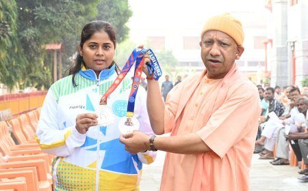 Gorakhpur: सीएम योगी आदित्यनाथ से मिलीं अंतर्राष्ट्रीय किक बॉक्सर रिंका सिंह चौधरी, अंतर्राष्ट्रीय स्पर्धाओं के लिए मिलेगी आर्थिक मदद