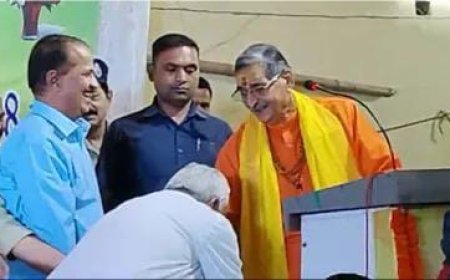 Political News: सीएम नीतीश कुमार ने भाजपा नेता के पैर छू कर लिया आशीर्वाद, चर्चाएं हुई तेज