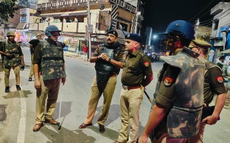 Hardoi News: एसपी ने पुलिस बल के साथ पैदल गस्त कर सुरक्षा का दिलाया भरोसा